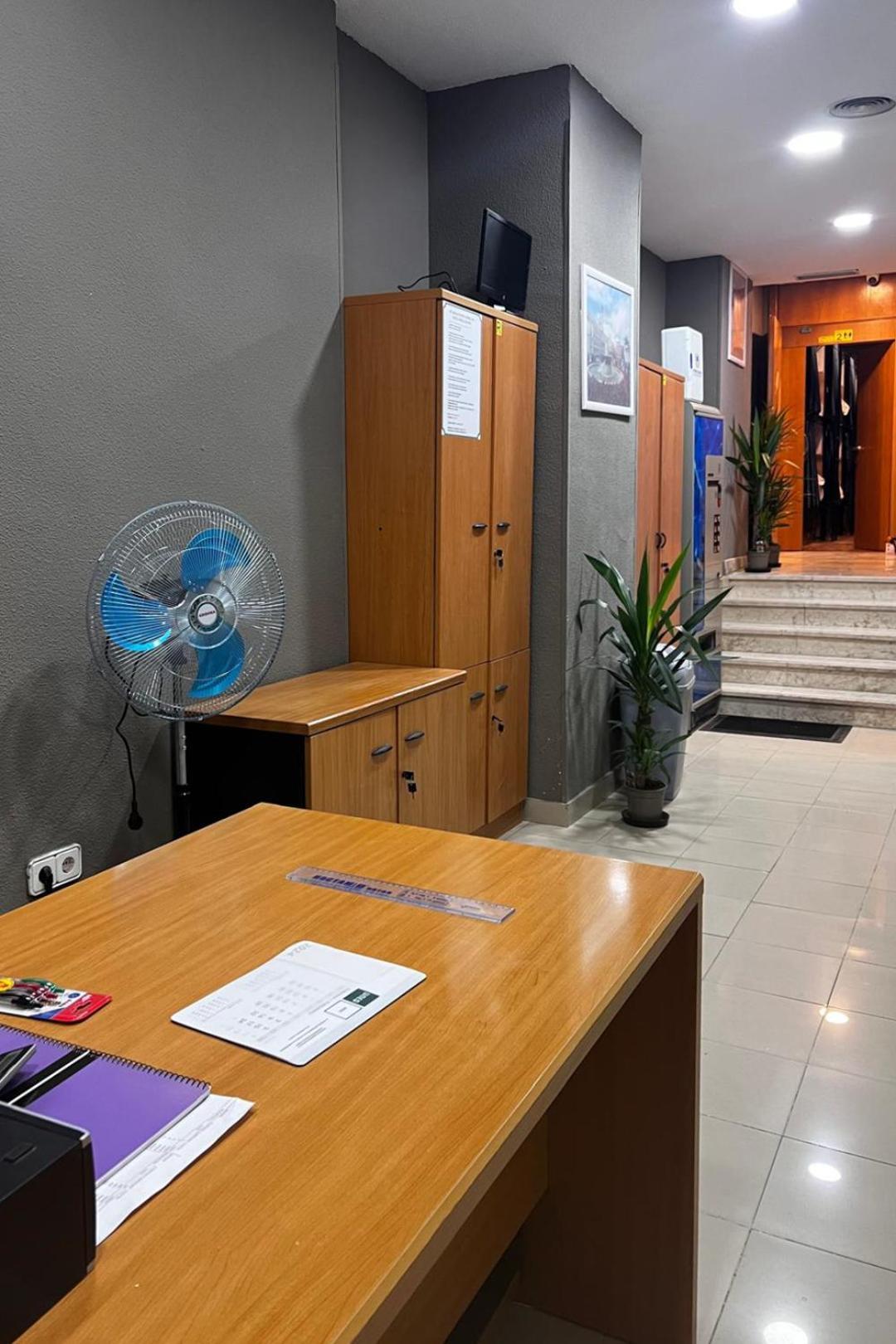 Hostel Estrella 20 Мадрид Экстерьер фото